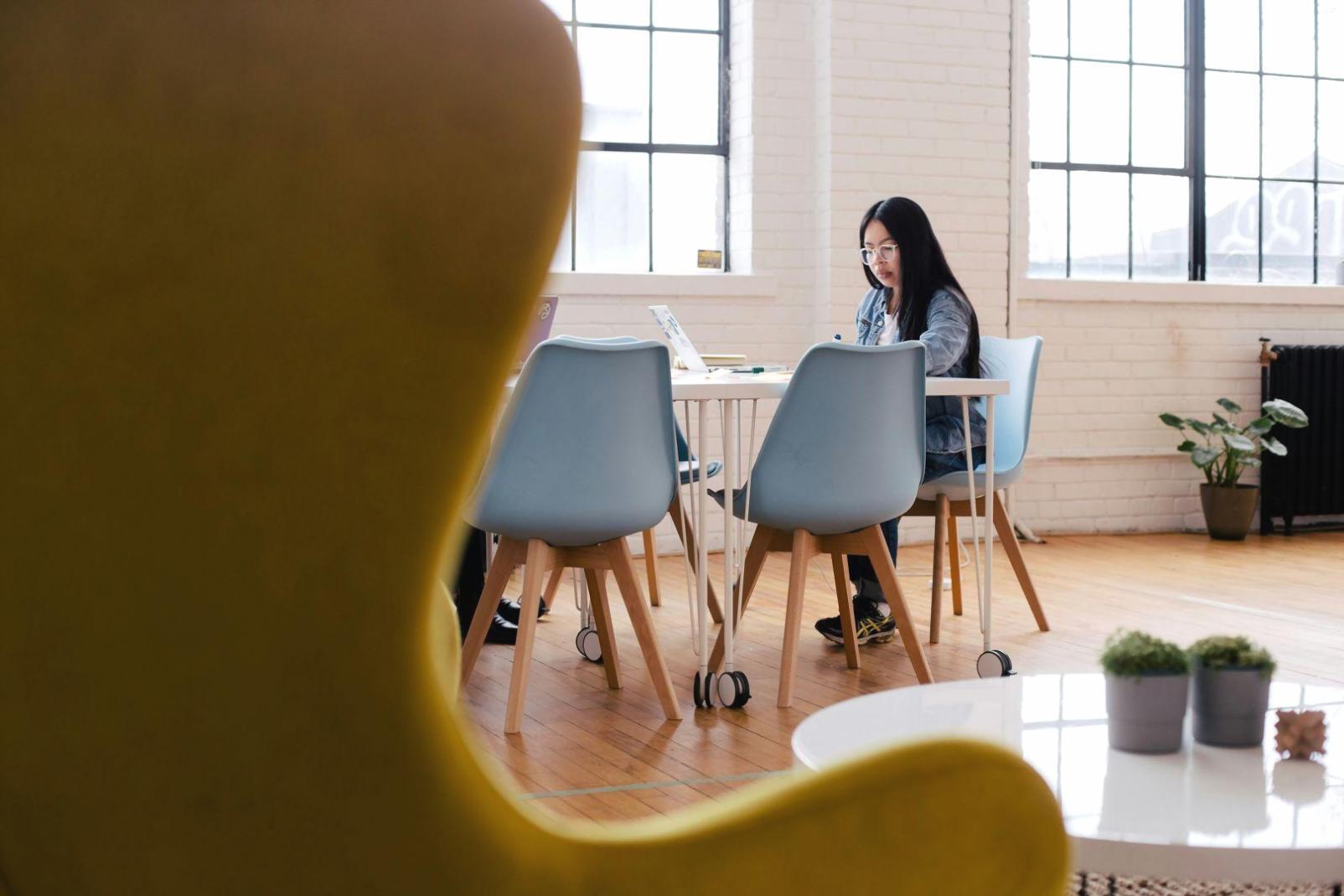 Студенты работают над финансовыми проектами в современной аудитории